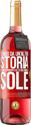 29,95 € Spedizione Gratuita | Vino rosato Edizione ROSÉ Vengo da un'altra storia in cui le principesse si salvano da sole Etichetta Rossa. Etichetta personalizzabile Vino giovane Raccogliere 2024 Tempranillo