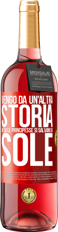 29,95 € Spedizione Gratuita | Vino rosato Edizione ROSÉ Vengo da un'altra storia in cui le principesse si salvano da sole Etichetta Rossa. Etichetta personalizzabile Vino giovane Raccogliere 2023 Tempranillo