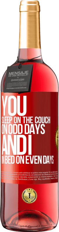 29,95 € 送料無料 | ロゼワイン ROSÉエディション あなたは奇数日はソファで寝、私は偶数日はベッドで寝ます 赤いタグ. カスタマイズ可能なラベル 若いワイン 収穫 2025 Tempranillo