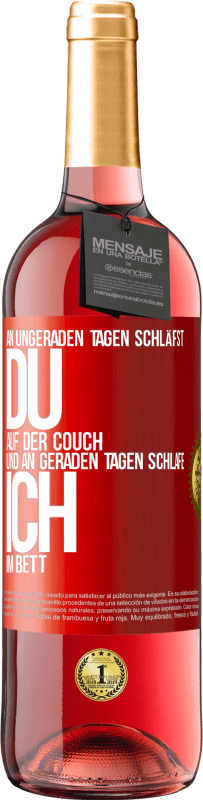 29,95 € Kostenloser Versand | Roséwein ROSÉ Ausgabe An ungeraden Tagen schläfst du auf der Couch und an geraden Tagen schlafe ich im Bett. Rote Markierung. Anpassbares Etikett Junger Wein Ernte 2023 Tempranillo