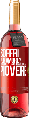 29,95 € Spedizione Gratuita | Vino rosato Edizione ROSÉ Soffri per amore? Soffrire è stirare i capelli e far piovere Etichetta Rossa. Etichetta personalizzabile Vino giovane Raccogliere 2023 Tempranillo