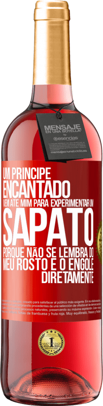 29,95 € Envio grátis | Vinho rosé Edição ROSÉ Um príncipe encantado vem até mim para experimentar um sapato porque não se lembra do meu rosto e o engole diretamente Etiqueta Vermelha. Etiqueta personalizável Vinho jovem Colheita 2023 Tempranillo