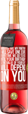 29,95 € 送料無料 | ロゼワイン ROSÉエディション あなたが私のパートナーであるとき、私はあなたの誕生日まで寝るたびに1ユーロを節約するので、あなたの贈り物の価値はあなたに依存します 赤いタグ. カスタマイズ可能なラベル 若いワイン 収穫 2025 Tempranillo