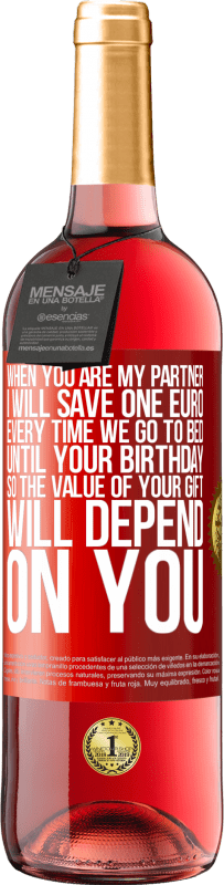 29,95 € 免费送货 | 桃红葡萄酒 ROSÉ版 当您是我的伴侣时，每次上床睡觉直到您生日那天，我都会节省一欧元，因此礼物的价值取决于您 红色标签. 可自定义的标签 青年酒 收成 2025 Tempranillo