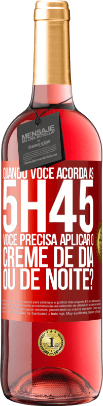 29,95 € Envio grátis | Vinho rosé Edição ROSÉ Quando você acorda às 5h45, você precisa aplicar o creme de dia ou de noite? Etiqueta Vermelha. Etiqueta personalizável Vinho jovem Colheita 2023 Tempranillo