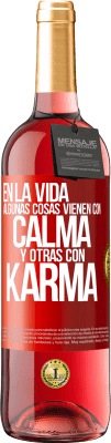 29,95 € Envío gratis | Vino Rosado Edición ROSÉ En la vida algunas cosas vienen con calma y otras con karma Etiqueta Roja. Etiqueta personalizable Vino joven Cosecha 2023 Tempranillo