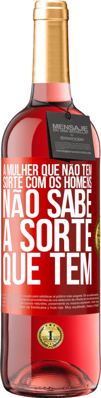 29,95 € Envio grátis | Vinho rosé Edição ROSÉ A mulher que não tem sorte com os homens não sabe a sorte que tem Etiqueta Vermelha. Etiqueta personalizável Vinho jovem Colheita 2024 Tempranillo