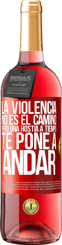 29,95 € Envío gratis | Vino Rosado Edición ROSÉ La violencia no es el camino, pero una hostia a tiempo te pone a andar Etiqueta Roja. Etiqueta personalizable Vino joven Cosecha 2023 Tempranillo