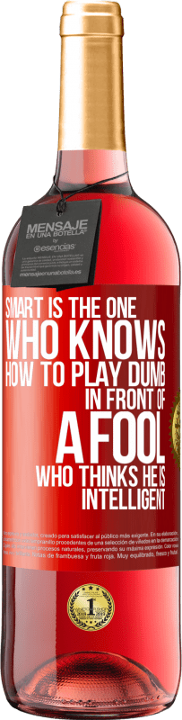 29,95 € 免费送货 | 桃红葡萄酒 ROSÉ版 乐于助人的傻子……在一个自以为聪明的傻瓜面前 红色标签. 可自定义的标签 青年酒 收成 2025 Tempranillo