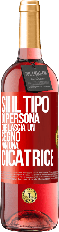 29,95 € Spedizione Gratuita | Vino rosato Edizione ROSÉ Sii il tipo di persona che lascia un segno, non una cicatrice Etichetta Rossa. Etichetta personalizzabile Vino giovane Raccogliere 2025 Tempranillo