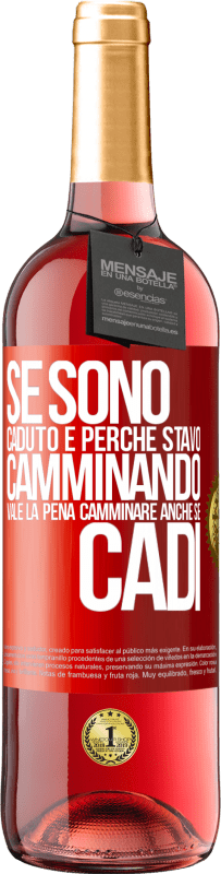 29,95 € Spedizione Gratuita | Vino rosato Edizione ROSÉ Se sono caduto è perché stavo camminando. Vale la pena camminare anche se cadi Etichetta Rossa. Etichetta personalizzabile Vino giovane Raccogliere 2023 Tempranillo