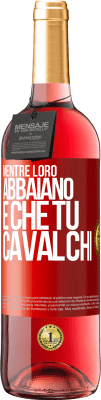 29,95 € Spedizione Gratuita | Vino rosato Edizione ROSÉ Mentre loro abbaiano è che tu cavalchi Etichetta Rossa. Etichetta personalizzabile Vino giovane Raccogliere 2024 Tempranillo