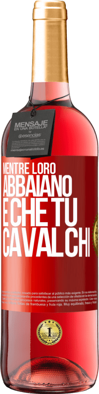 29,95 € Spedizione Gratuita | Vino rosato Edizione ROSÉ Mentre loro abbaiano è che tu cavalchi Etichetta Rossa. Etichetta personalizzabile Vino giovane Raccogliere 2024 Tempranillo