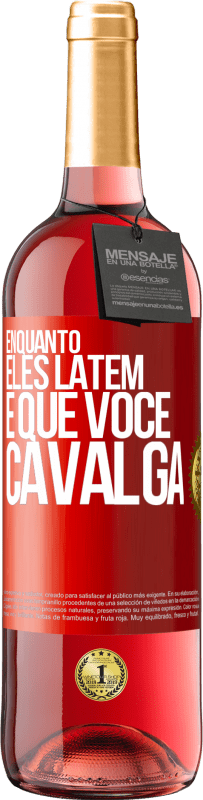 29,95 € Envio grátis | Vinho rosé Edição ROSÉ Enquanto eles latem é que você cavalga Etiqueta Vermelha. Etiqueta personalizável Vinho jovem Colheita 2024 Tempranillo