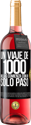 29,95 € Envío gratis | Vino Rosado Edición ROSÉ Un viaje de mil millas comienza con un solo paso Etiqueta Negra. Etiqueta personalizable Vino joven Cosecha 2023 Tempranillo