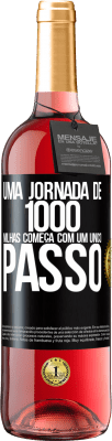 29,95 € Envio grátis | Vinho rosé Edição ROSÉ Uma jornada de mil milhas começa com um único passo Etiqueta Preta. Etiqueta personalizável Vinho jovem Colheita 2023 Tempranillo