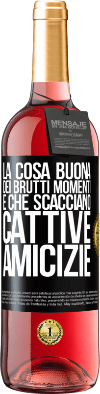 29,95 € Spedizione Gratuita | Vino rosato Edizione ROSÉ La cosa buona dei brutti momenti è che scacciano cattive amicizie Etichetta Nera. Etichetta personalizzabile Vino giovane Raccogliere 2024 Tempranillo