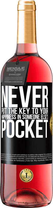 29,95 € 免费送货 | 桃红葡萄酒 ROSÉ版 永远不要把幸福的钥匙放在别人的口袋里 黑标. 可自定义的标签 青年酒 收成 2023 Tempranillo