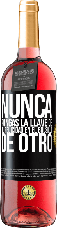 29,95 € Envío gratis | Vino Rosado Edición ROSÉ Nunca pongas la llave de tu felicidad en el bolsillo de otro Etiqueta Negra. Etiqueta personalizable Vino joven Cosecha 2024 Tempranillo