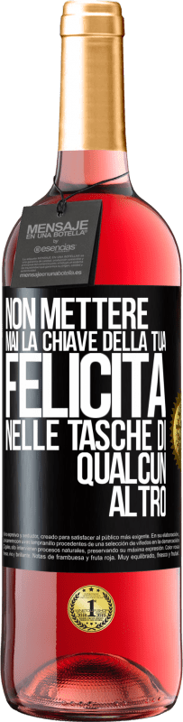 29,95 € Spedizione Gratuita | Vino rosato Edizione ROSÉ Non mettere mai la chiave della tua felicità nelle tasche di qualcun altro Etichetta Nera. Etichetta personalizzabile Vino giovane Raccogliere 2024 Tempranillo