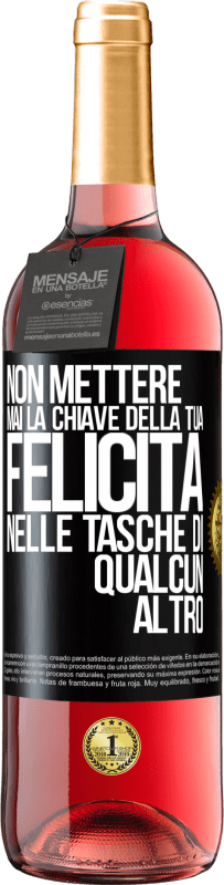 29,95 € Spedizione Gratuita | Vino rosato Edizione ROSÉ Non mettere mai la chiave della tua felicità nelle tasche di qualcun altro Etichetta Nera. Etichetta personalizzabile Vino giovane Raccogliere 2025 Tempranillo