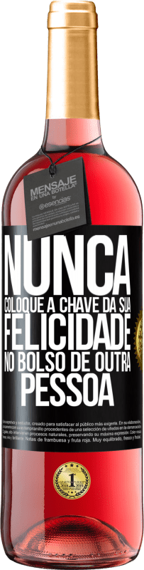 29,95 € Envio grátis | Vinho rosé Edição ROSÉ Nunca coloque a chave da sua felicidade no bolso de outra pessoa Etiqueta Preta. Etiqueta personalizável Vinho jovem Colheita 2024 Tempranillo