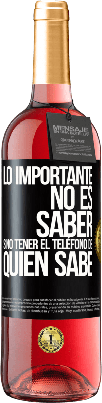 29,95 € Envío gratis | Vino Rosado Edición ROSÉ Lo importante no es saber, sino tener el teléfono del que sabe Etiqueta Negra. Etiqueta personalizable Vino joven Cosecha 2024 Tempranillo