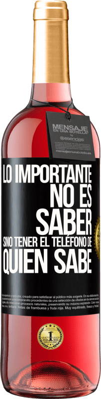 29,95 € Envío gratis | Vino Rosado Edición ROSÉ Lo importante no es saber, sino tener el teléfono del que sabe Etiqueta Negra. Etiqueta personalizable Vino joven Cosecha 2025 Tempranillo