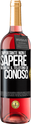 29,95 € Spedizione Gratuita | Vino rosato Edizione ROSÉ L'importante non è sapere, ma avere il telefono che conosci Etichetta Nera. Etichetta personalizzabile Vino giovane Raccogliere 2023 Tempranillo