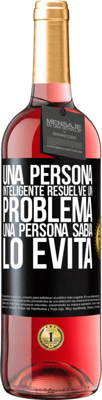 29,95 € Envío gratis | Vino Rosado Edición ROSÉ Una persona inteligente resuelve un problema. Una persona sabia lo evita Etiqueta Negra. Etiqueta personalizable Vino joven Cosecha 2024 Tempranillo