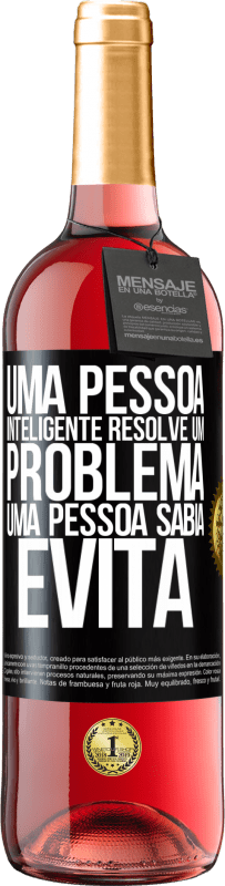 29,95 € Envio grátis | Vinho rosé Edição ROSÉ Uma pessoa inteligente resolve um problema. Uma pessoa sábia evita Etiqueta Preta. Etiqueta personalizável Vinho jovem Colheita 2024 Tempranillo