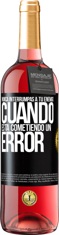 29,95 € Envío gratis | Vino Rosado Edición ROSÉ Nunca interrumpas a tu enemigo cuando está cometiendo un error Etiqueta Negra. Etiqueta personalizable Vino joven Cosecha 2024 Tempranillo