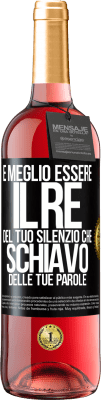 29,95 € Spedizione Gratuita | Vino rosato Edizione ROSÉ È meglio essere il re del tuo silenzio che schiavo delle tue parole Etichetta Nera. Etichetta personalizzabile Vino giovane Raccogliere 2024 Tempranillo