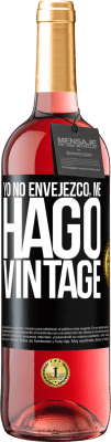 29,95 € Envío gratis | Vino Rosado Edición ROSÉ Yo no envejezco, me hago vintage Etiqueta Negra. Etiqueta personalizable Vino joven Cosecha 2025 Tempranillo