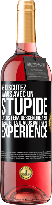 29,95 € Envoi gratuit | Vin rosé Édition ROSÉ Ne discutez jamais avec un stupide. Il vous fera descendre à son niveau et là il vous battra par expérience Étiquette Noire. Étiquette personnalisable Vin jeune Récolte 2024 Tempranillo