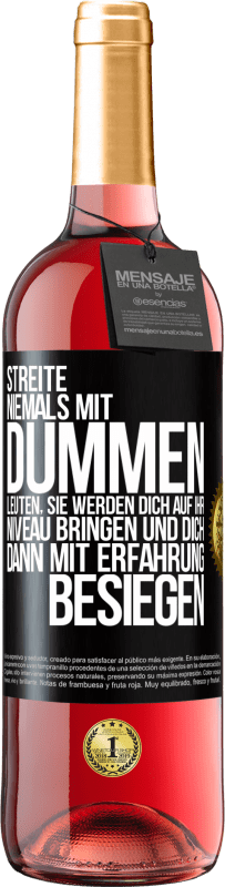 29,95 € Kostenloser Versand | Roséwein ROSÉ Ausgabe Streite niemals mit dummen Leuten, sie werden dich auf ihr Niveau bringen und dich dann mit Erfahrung besiegen. Schwarzes Etikett. Anpassbares Etikett Junger Wein Ernte 2024 Tempranillo