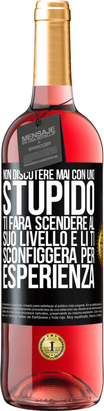 29,95 € Spedizione Gratuita | Vino rosato Edizione ROSÉ Non discutere mai con uno stupido. Ti farà scendere al suo livello e lì ti sconfiggerà per esperienza Etichetta Nera. Etichetta personalizzabile Vino giovane Raccogliere 2024 Tempranillo