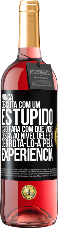 29,95 € Envio grátis | Vinho rosé Edição ROSÉ Nunca discuta com um estúpido. Isso fará com que você desça ao nível dele e aí derrotá-lo-á pela experiência Etiqueta Preta. Etiqueta personalizável Vinho jovem Colheita 2024 Tempranillo