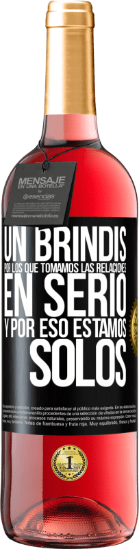 29,95 € Envío gratis | Vino Rosado Edición ROSÉ Un brindis por los que tomamos las relaciones en serio y por eso estamos solos Etiqueta Negra. Etiqueta personalizable Vino joven Cosecha 2024 Tempranillo