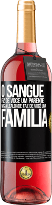 29,95 € Envio grátis | Vinho rosé Edição ROSÉ O sangue faz de você um parente, mas a lealdade faz de você uma família Etiqueta Preta. Etiqueta personalizável Vinho jovem Colheita 2023 Tempranillo