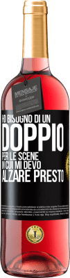 29,95 € Spedizione Gratuita | Vino rosato Edizione ROSÉ Ho bisogno di un doppio per le scene in cui mi devo alzare presto Etichetta Nera. Etichetta personalizzabile Vino giovane Raccogliere 2024 Tempranillo