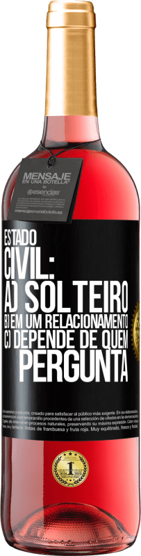 29,95 € Envio grátis | Vinho rosé Edição ROSÉ Estado civil: a) Solteiro b) em um relacionamento c) Depende de quem pergunta Etiqueta Preta. Etiqueta personalizável Vinho jovem Colheita 2024 Tempranillo