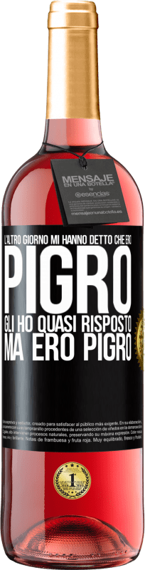 29,95 € Spedizione Gratuita | Vino rosato Edizione ROSÉ L'altro giorno mi hanno detto che ero pigro, gli ho quasi risposto, ma ero pigro Etichetta Nera. Etichetta personalizzabile Vino giovane Raccogliere 2024 Tempranillo