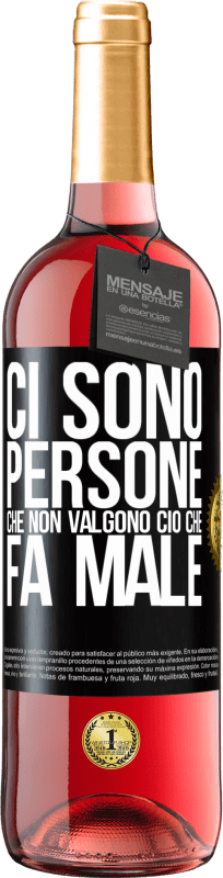 29,95 € Spedizione Gratuita | Vino rosato Edizione ROSÉ Ci sono persone che non valgono ciò che fa male Etichetta Nera. Etichetta personalizzabile Vino giovane Raccogliere 2024 Tempranillo