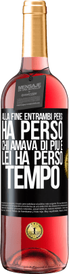 29,95 € Spedizione Gratuita | Vino rosato Edizione ROSÉ Alla fine, entrambi persi. Ha perso chi amava di più e lei ha perso tempo Etichetta Nera. Etichetta personalizzabile Vino giovane Raccogliere 2023 Tempranillo