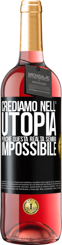 29,95 € Spedizione Gratuita | Vino rosato Edizione ROSÉ Crediamo nell'utopia perché questa realtà sembra impossibile Etichetta Nera. Etichetta personalizzabile Vino giovane Raccogliere 2024 Tempranillo