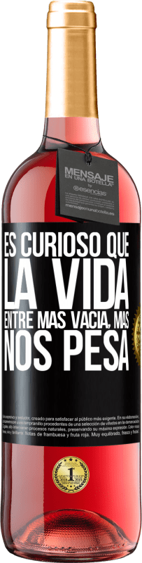 29,95 € Envío gratis | Vino Rosado Edición ROSÉ Es curioso que la vida entre más vacía, más nos pesa Etiqueta Negra. Etiqueta personalizable Vino joven Cosecha 2024 Tempranillo