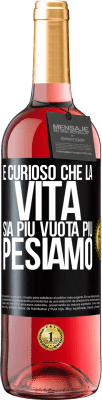 29,95 € Spedizione Gratuita | Vino rosato Edizione ROSÉ È curioso che la vita sia più vuota, più pesiamo Etichetta Nera. Etichetta personalizzabile Vino giovane Raccogliere 2023 Tempranillo