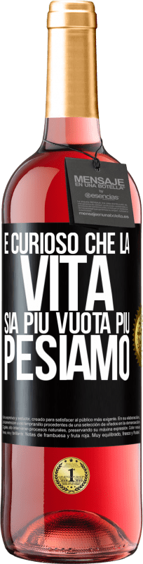 29,95 € Spedizione Gratuita | Vino rosato Edizione ROSÉ È curioso che la vita sia più vuota, più pesiamo Etichetta Nera. Etichetta personalizzabile Vino giovane Raccogliere 2024 Tempranillo