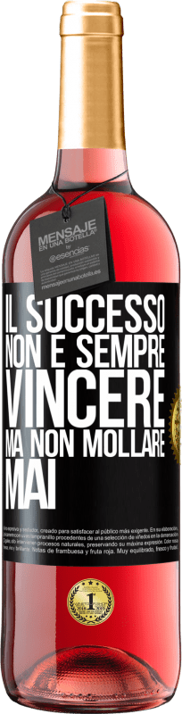 29,95 € Spedizione Gratuita | Vino rosato Edizione ROSÉ Il successo non è sempre vincere, ma non mollare mai Etichetta Nera. Etichetta personalizzabile Vino giovane Raccogliere 2024 Tempranillo